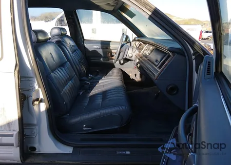 1991 Lincoln Town Car Executive z USA, uszkodzony, nr VIN 1LNCM81W0MY693285